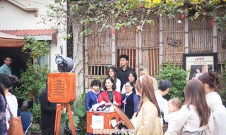 Dòng người 'đổ bộ' làng cổ Đường Lâm, săn ảnh Tết xưa