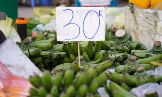 Chuối xanh 28 Tết: Từ nửa triệu ‘rơi’ xuống 30.000 đồng vẫn ế