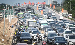 Hà Nội sáng 27 Tết: Dòng người nhích từng mét rời cửa ngõ Thủ đô