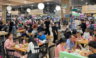 Rời mâm cỗ Tết, dân Thủ đô đổ xô đi 'giải ngán'