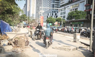 Dự án xén vỉa hè đường Lê Văn Lương, bụi trắng đường, giao thông ùn tắc