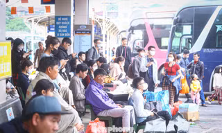Bến xe đông người rời Hà Nội về quê nghỉ Tết Dương lịch