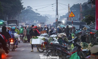 Hà Nội: Lòng đường biến thành chợ cóc, giao thông rối loạn gần cầu Mai Lĩnh