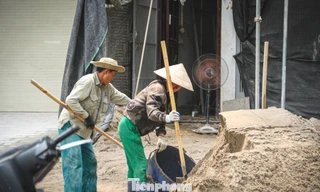 Người lao động vật lộn mưu sinh dưới nắng nóng, oi bức tại Hà Nội 