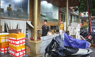 Người Hà Nội 'be bờ, đắp đập' chống bão số 3