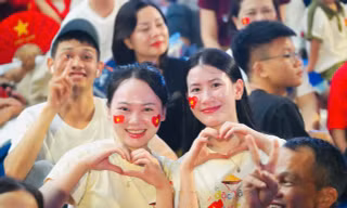 Rạng rỡ những nụ cười tuổi trẻ chờ đón lễ diễu binh mừng Quốc khánh 2/9