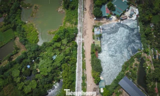 Hà Nội: Thủy tinh chất cao như núi trên đất nông nghiệp phường Phú Diễn