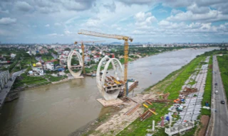 Lạ mắt kiến trúc cây cầu qua sông Đuống sắp về đích