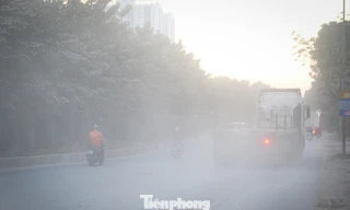 'Con đường bụi' cửa ngõ Hà Nội: Xe cộ chen chúc, dân kêu trời