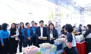 Hội chợ hàng Việt giảm giá 40% phục vụ công nhân Thủ đô