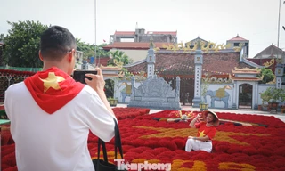 Du khách thích thú trải nghiệm làng nghề vùng ngoại ô Hà Nội