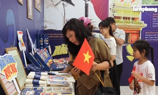 Người dân hào hứng 'săn đón' ấn phẩm đặc biệt về hành trình lịch sử của Bác Hồ