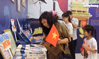 Người dân hào hứng 'săn đón' ấn phẩm đặc biệt về hành trình lịch sử của Bác Hồ