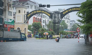 'Ốc đảo triệu đô' ngập sâu, người dân bỏ xe, vật vã lội nước đi làm 