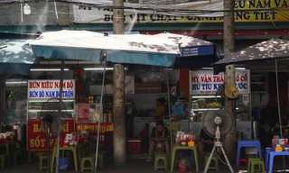 Người dân xoay xở, hàng quán vỉa hè 'đói' khách trong ngày Hà Nội nóng nhất cả nước