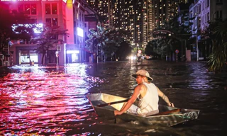 24 giờ mất điện, nước: Hàng trăm hộ dân ở 'làng' biệt thự triệu đô Hà Nội thắp đèn dầu, loay hoay 'chạy' ngập
