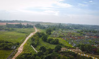Dự án nghĩa trang ở Hà Nội 'đóng băng' nhiều năm, người dân sống trong cảnh tạm bợ