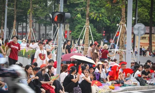 Người dân xếp hàng từ 6h30 để chờ xem tổng hợp luyện