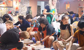 Phóng viên quốc tế ngỡ ngàng về gốm Bát Tràng