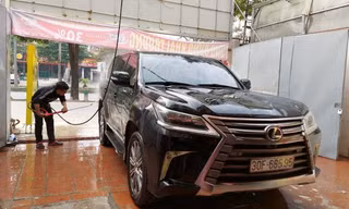Giá rửa xe ô tô, xe máy ở Hà Nội bất ngờ tăng 30-40%