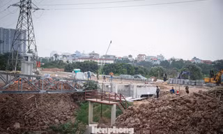 Hà Nội gấp rút lắp đặt bơm dã chiến chống ngập Đại lộ Thăng Long