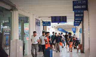 Hối hả rời Thủ đô, bến xe Hà Nội 'tăng nhiệt' trước kỳ nghỉ Giỗ Tổ