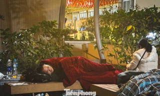 Ngủ vùi bên hành lang bệnh viện giữa giá rét Thủ đô