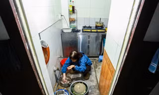 Gắn bó hơn nửa đời người với căn hộ vỏn vẹn 30m2 tại khu tập thể Trung Tự, bà Lan không giấu được sự âu lo khi nghe tin nơi này nằm trong diện phải di dời. Dù không gian sống hiện tại chật hẹp, nhưng lợi thế bước chân xuống đường là có kế sinh nhai khiến bà đắn đo. "Nhà chật chỉ là nơi ngủ, quan trọng là kế sinh nhai. Giờ chuyển đi nơi khác khang trang hơn nhưng liệu có buôn bán được không? Nghĩ đến viễn cảnh đó, tôi cứ thấp thỏm không yên," bà Lan ngậm ngùi chia sẻ.