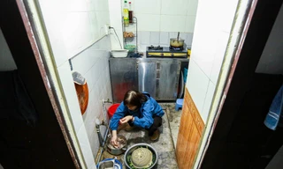 Gắn bó hơn nửa đời người với căn hộ vỏn vẹn 30m2 tại khu tập thể Trung Tự, bà Lan không giấu được sự âu lo khi nghe tin nơi này nằm trong diện phải di dời. Dù không gian sống hiện tại chật hẹp, nhưng lợi thế bước chân xuống đường là có kế sinh nhai khiến bà đắn đo. "Nhà chật chỉ là nơi ngủ, quan trọng là kế sinh nhai. Giờ chuyển đi nơi khác khang trang hơn nhưng liệu có buôn bán được không? Nghĩ đến viễn cảnh đó, tôi cứ thấp thỏm không yên," bà Lan ngậm ngùi chia sẻ.