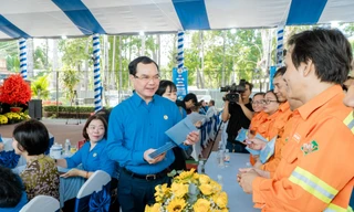 Trao hàng nghìn suất quà và vé tàu, xe miễn phí cho công nhân