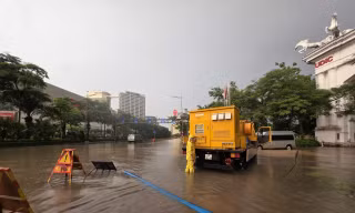 Hà Nội: Hơn 10 điểm bị 'dềnh nước' sau mưa lớn 
