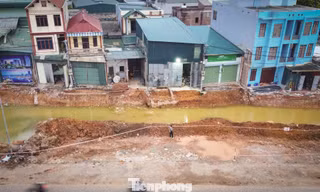 Bẫy hố sâu ngổn ngang ven nhà dân khi thi công mở rộng Quốc lộ 6