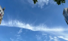 Dải mây trắng lạ vắt ngang bầu trời Hà Nội sáng nay: Báo hiệu gì về thời tiết?