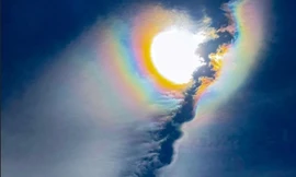 Mây ngũ sắc tạo hình “nấc thang lên Thiên Đường” ở Hong Kong, lý giải thế nào?