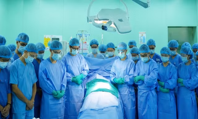 TP NOW: Khoảnh khắc tất cả bác sĩ cúi đầu tri ân cô gái hiến tạng cứu sống nhiều người