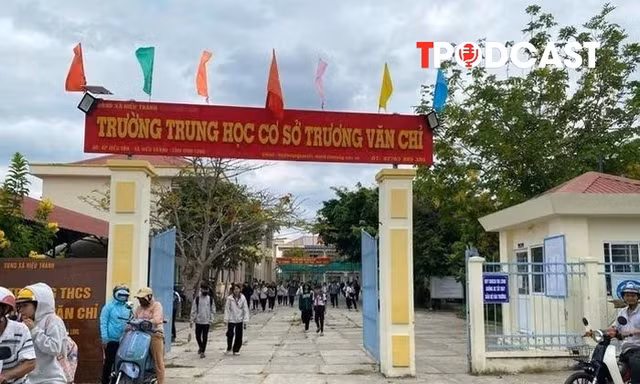 NÓNG 20/4: Lý do 17 học sinh đồng loạt 'tố' giáo viên dạy Toán ở Vĩnh Long
