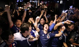 CĐV Nhật đổ ra đường mừng chiến tích của đội nhà ở World Cup