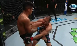 Jonathan Martinez ra đòn hạ gục đối thủ.