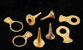 Những đồ tạo tác bằng vàng kỳ lạ được tìm thấy trong các ngôi mộ cổ ở Hungary.