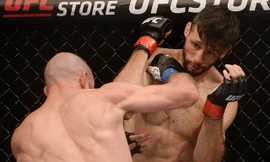 Kyle Nelson ra đòn khiến đối thủ không thể chống đỡ.