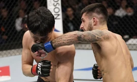 Charles Jourdain ra đòn chính xác về phía Doo Ho Choi.