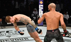 Ottman Azaitar ra đòn hạ gục đối thủ.