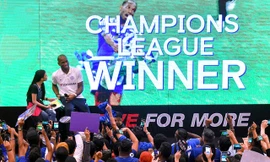 Drogba giao lưu với các CĐV Malaysia.