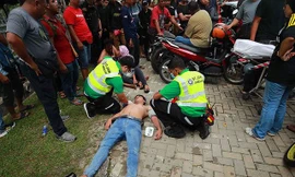 CĐV Malaysia bất tỉnh vì bị chen lấn trong lúc mua vé. Ảnh: Zing.