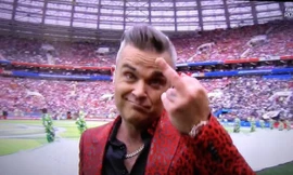 Ca sĩ hát khai mạc World Cup gây tranh cãi vì giơ 'ngón tay thối'