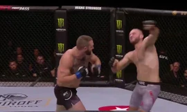 John Phillips ra đòn hạ gục đối thủ.