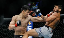 Danaa Batgerel ra đòn hạ đo ván đối thủ.