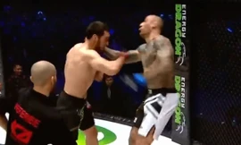 Asylzhan Bakhytzhanuly ra đòn hạ đo ván đối thủ.