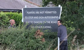 Vì sao cầu thủ M.U bị cấm dừng xe ký tặng và chụp ảnh với CĐV?