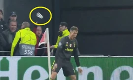 VIDEO: CĐV Ajax liên tục ném chai nước về phía Ronaldo